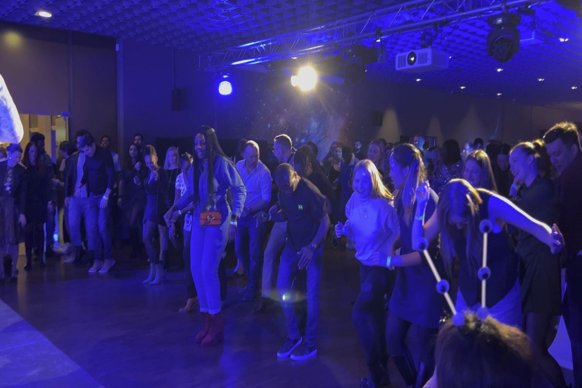 Hosté se baví a tančí na firemní akci s DJ Jiřím Juřinou