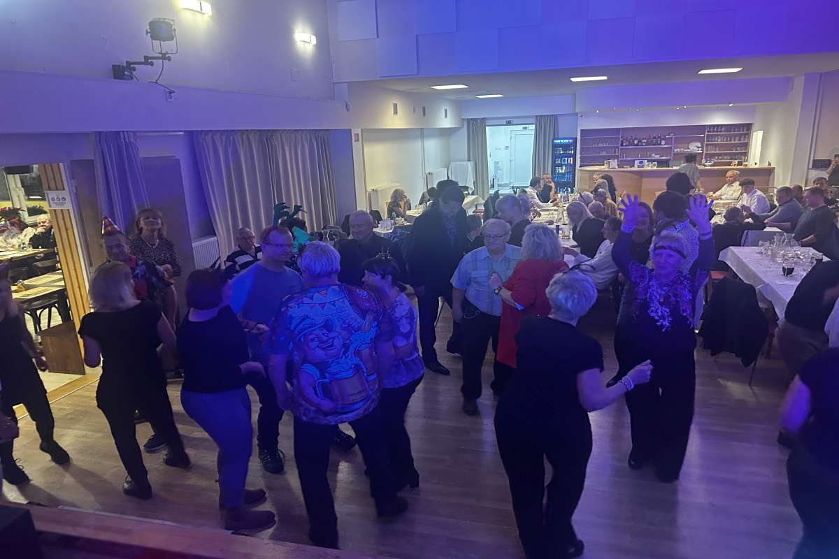 Bavící se lidé a plný taneční parket na firemní party s DJ Jiřím Juřinou
