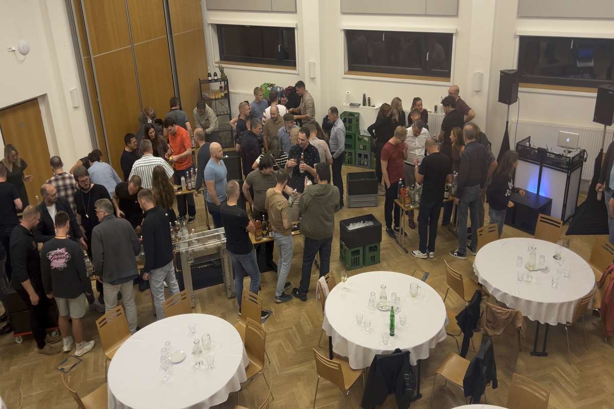 Barmanská show a míchání drinků na firemním teambuildingu s hudbou od DJ Jiřího Juřiny