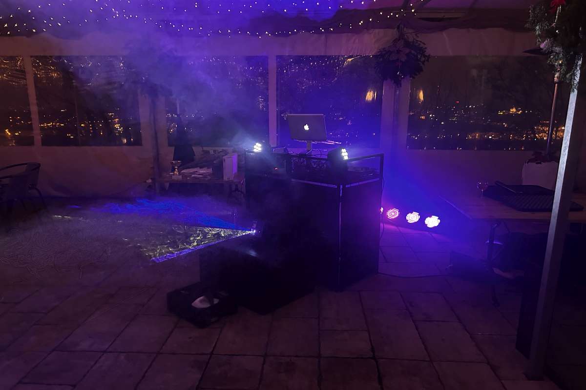 DJ Jiří Juřina hraje na firemním vánočním večírku s vánoční atmosférou