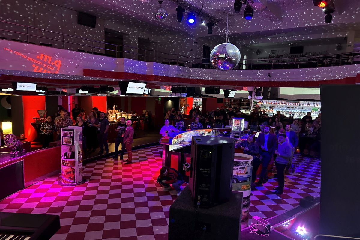 DJ Jiří Juřina mixuje hudbu na firemním vánočním večírku