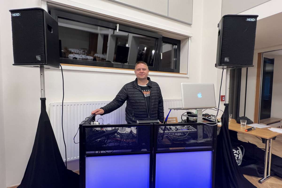 DJ Jiří Juřina za mixážním pultem na udržitelném firemním eventu