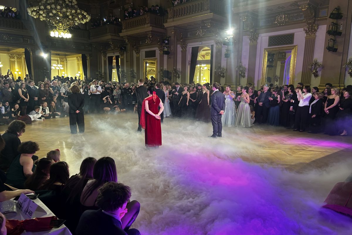 Profesionální ozvučení plesu a světelné efekty